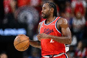 距一连得分20+仅差1分！伦纳德半场10中7砍19分5板 三分5中3_24直播网