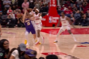 奥科吉对里夫斯犯规 火箭挑战乐成作废犯规但照旧湖人球权_24直播网