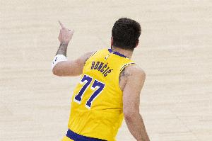 首节无敌！东契奇打满12分钟3记三分拿下13分3板3助1断_24直播网