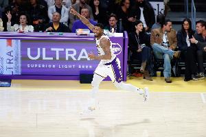 作用不在数据！斯玛特7中2拿下5分3板4助2断 防守无处不在_24直播网