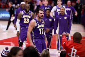 会轮休吗？？？？美记：湖人全队破晓3点59分才到迈阿密 距开赛仅14小时_24直播网