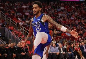 华盛顿谈打中锋：外弹接球制造错位和换防时机 让队友打得更轻松_24直播网