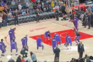 还挺逗！老詹主call湖人赛前仪式 一个没进但节目效果拉满_24直播网