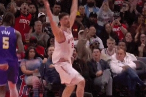 高举双臂要加罚！申京篮下转身骗过艾顿轻松上篮得分_24直播网