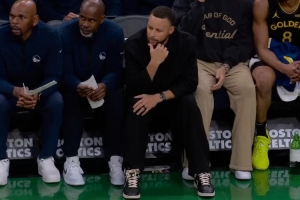 悦目不？？？？库里今日上脚匡威 坐在场边认真观战_24直播网