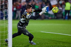 伤缺1个半月！马卡：库尔图瓦赛前热身便感应不适 但坚持踢完半场_24直播网