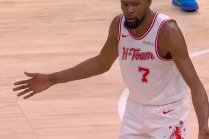 无奈！里夫斯突破造了杜兰特的犯规 后者冲裁判摊了个手_24直播网