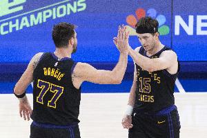 10分1板3助+不讲理三分！里夫斯：东契奇今天统治了第四节角逐_24直播网