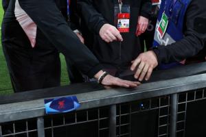 诺阿·朗手指严重割伤！ESPN晒照，，，，，，事情职员对其受伤的所在检查_24直播网