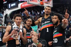 文班：我们身边全是先天轶群的队友 能派出五个防守顶尖的球员_24直播网