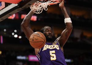 受制于犯规困扰！艾顿全场5投3中 拿到6分4板另5犯 正负值+13_24直播网