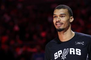 张佳玮：这本该是？？？怂雇冻隼吹那 文班完成了一个后卫的绝杀_24直播网