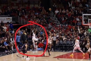 很要害！埃利斯防米勒三分被吹犯规 骑士挑战乐成作废犯规&改争球_24直播网