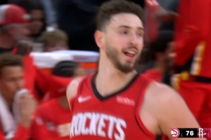 这必需秀一个！申京死后抢断一条龙面临空篮精彩背扣得分_24直播网