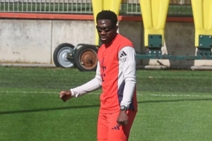 图片报：戴维斯佩带特制眼镜训练，，预计国际角逐日之后复出_24直播网