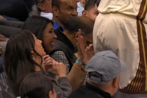 人仰马翻！追梦和佩顿各自飞身救球 均撞翻场边一堆杂物_24直播网