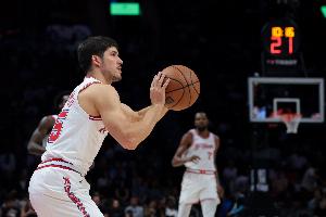 真够准的！谢泼德底角三分球再中 个人首节已经掷中三球_24直播网