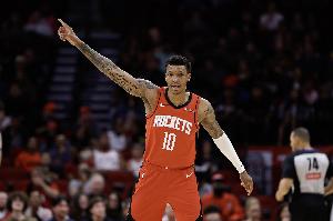 小节2个三分很要害！贾巴里·史女士13中4拿到13分4板4助_24直播网