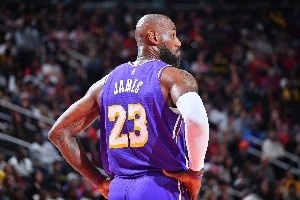 老詹称不出战就无法成为首脑以身作则 23年如一日的他是球员标杆_24直播网