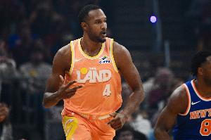 兢兢业业！莫布里10中8拿到18分8板尚有2帽1断 罚球5中2_24直播网