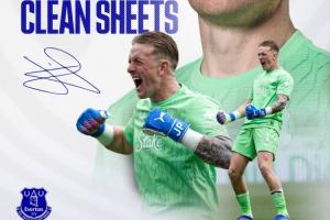 差别显着...皮克福德高接低挡献神扑 桑切斯两次失误一次直接丢球_24直播网