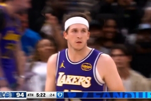 挺身而出！里夫斯中投再度掷中 第4节已独得9分_24直播网