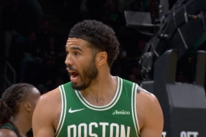 不满判罚！塔图姆上篮不中 以为戈贝尔防守推人没吹诉苦吃T_24直播网