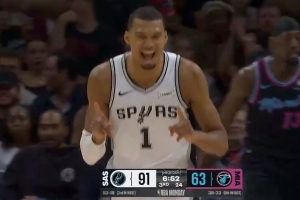 笑嘻了~瓦塞尔借掩护抛传助飞文班空接暴扣 马刺领先到28分！_24直播网