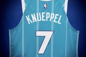 坐等升值！克尼佩尔生涯首秀球衣拍卖 以243200美元的高价成交_24直播网