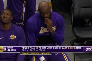 现在仅拿到5分！詹姆斯坐在场边咬手指 若有所思_24直播网