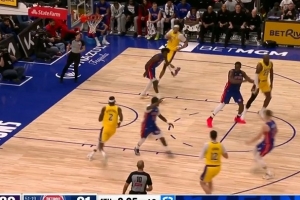 太帅了！詹姆斯不看人跳起击地炸传范德比尔特暴扣_24直播网