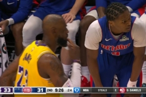 被抓了！詹姆斯掩护时撞倒防守 被吹掩护犯规_24直播网