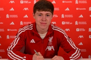 利物浦官方：18岁中场乔·厄普顿签下首份职业条约_24直播网