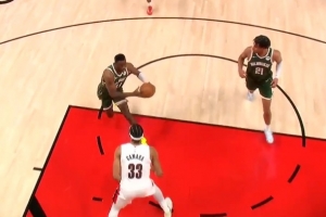 花里胡哨的还！字母哥哥推还击虚晃后真传 乌斯曼·吉昂扣空篮！_24直播网