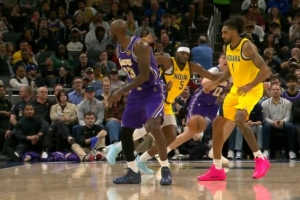 入迷入化！詹姆斯写意背传精准找到拉拉维亚 助后者轻松上篮打中_24直播网