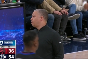 你也试试这招！巴恩斯扑面抢断伦纳德 快攻暴扣打？？齑琠24直播网