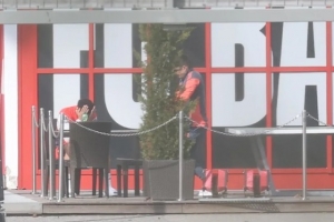 图片报：穆西亚拉与康复教练攀谈后双手掩面，，，，疑似康复进度不睬想_24直播网