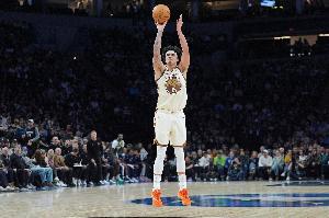 尚有一节时间！桑托斯三节12中8&4记三分拿下25分 已经生涯新高_24直播网