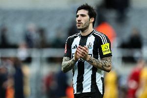 纽卡跟队记者：曼联将在今夏报价托纳利，，，，，队长B费也支持这笔引援_24直播网