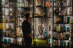 赢家！萨拉赫社媒晒与奖杯柜合影，，，，，9年红军生涯夺9冠+4次英超金靴_24直播网