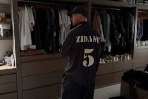 麦卡利斯特社媒晒日常照片：带娃、剃头、身穿齐达内5号球衣_24直播网