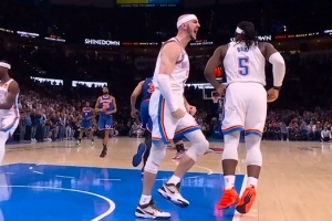 卡位大于身高！卡鲁索篮下硬刚唐斯抢板乐成 激情振臂咆哮庆祝_24直播网