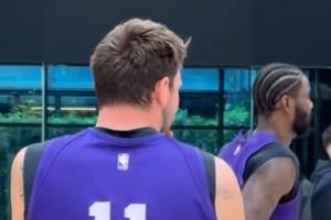 11号东契奇17号老詹？？？湖人官方晒训练花絮：今日是球衣交流日_24直播网