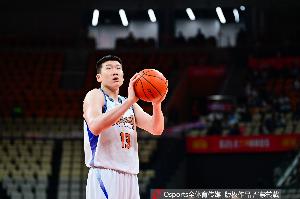 顶法尔太费劲了！李炎哲无运动战进球 拼11板2帽&6前场板 最后5犯_24直播网