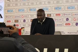 德天空：加纳主帅赛后得知记者生日，，宣布会上用德语唱生日歌祝福_24直播网