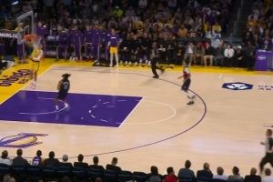 精准制导！詹姆斯转身送长传 拉拉维亚接球还击单臂飞扣_24直播网