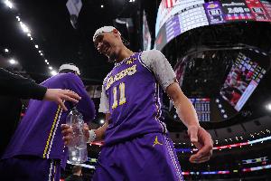 是否练练三分？？？海斯：一直在练 我可不整天只练扣篮_24直播网