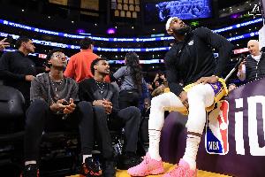 詹姆斯：在家同时看俩儿子角逐 他们都这么争气我真没啥可担心的_24直播网