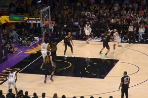 丝滑！贾勒特·阿伦攻击篮筐 倚住防守一连单打到手_24直播网