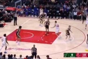 连珠炮！谢泼德外线开火连中2记三分 率火箭扩大领先_24直播网